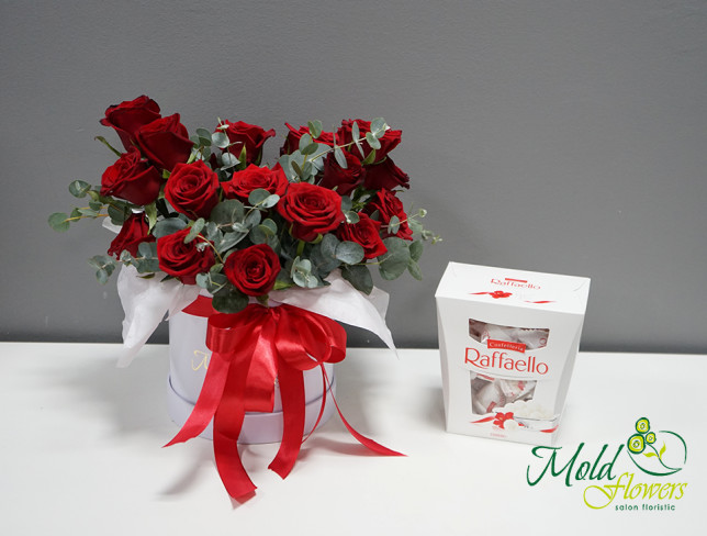 Set din Trandafiri rosii in cutie "Zâmbet de dragoste" si Bomboane Raffaello 230g foto